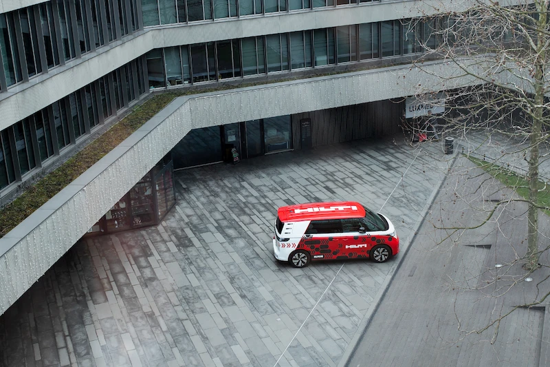 Volkswagen ID. Buzz we flocie Hilti Poland - wizytówka firmy i dowód zrównoważonego rozwoju - 9.