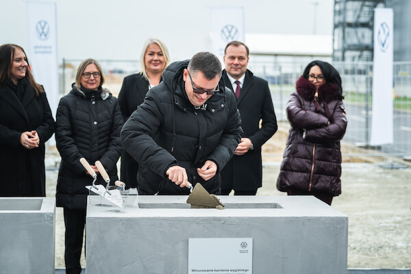 Fabryka Volkswagen Poznań we Wrześni: Wmurowano kamień węgielny pod nowe hale do produkcji elektrycznego Craftera