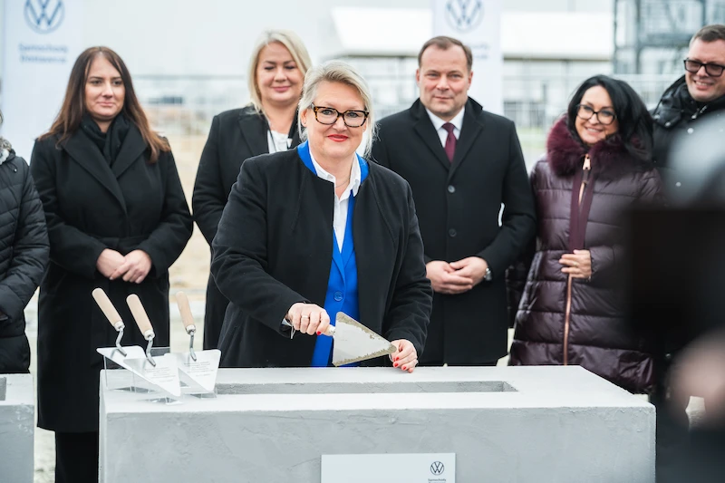 Fabryka Volkswagen Poznań we Wrześni: Wmurowano kamień węgielny pod nowe hale do produkcji elektrycznego Craftera - 15.
