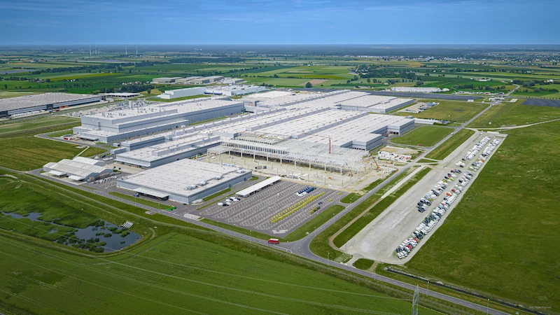 Cały świat jeździ naszym. Crafter od 10 lat powstaje wyłącznie w Polsce, a teraz jest dostępny w jubileuszowej ofercie - 5.